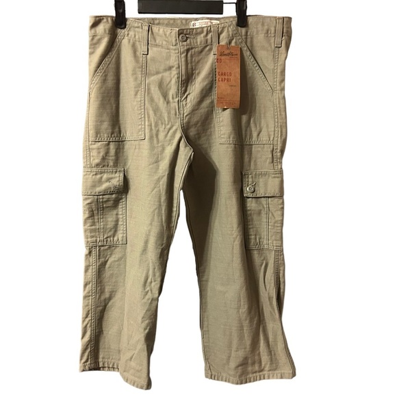 NWT LEVIS OLIVE GREEN Y2K CARGO CAPRIS - Picture 1 of 4